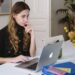 Pexels-Polina-Zimmerman-étudiante qui est sur son ordinateur-Quelles sont les compétences à avoir pour devenir étudiant entrepreneur ?